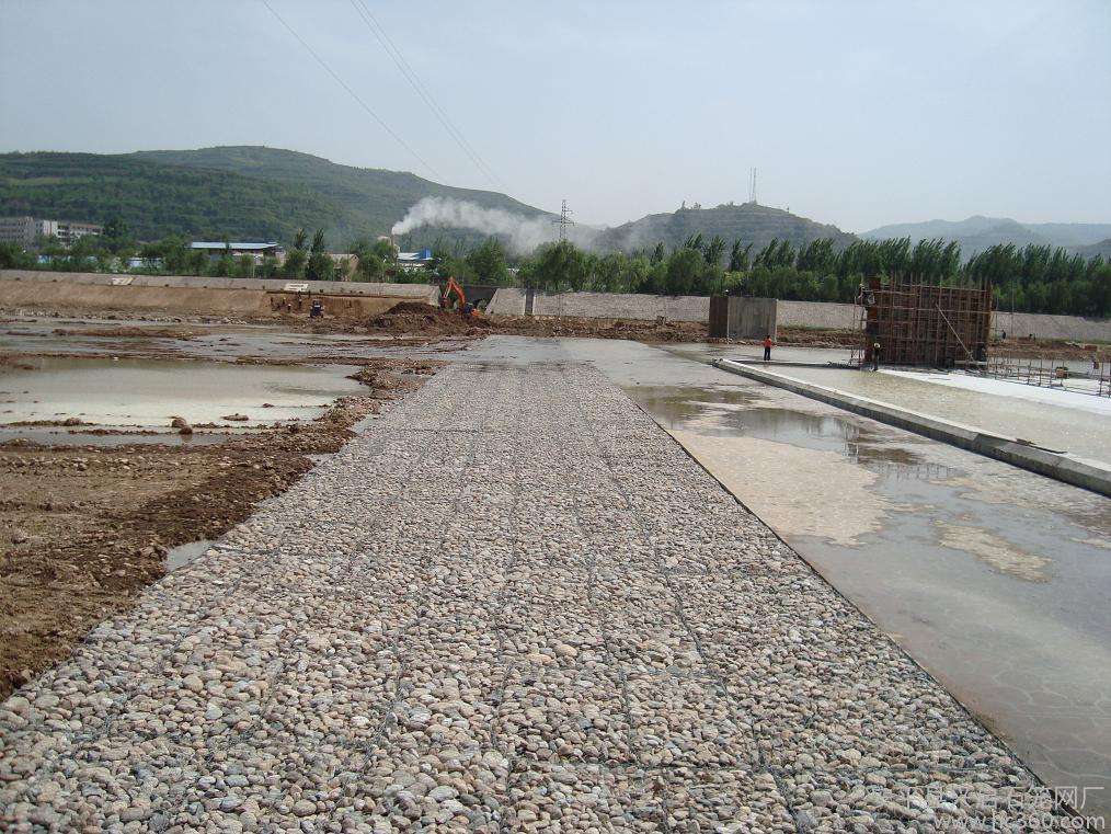 雷諾護(hù)墊分成若干個(gè)的單元格的優(yōu)勢(shì)是什么 雷諾護(hù)墊分成若干個(gè)的單元格的優(yōu)勢(shì)是什么