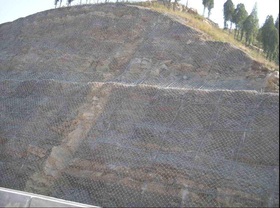 主動(dòng)落石防護(hù)網(wǎng)由哪些配件組成