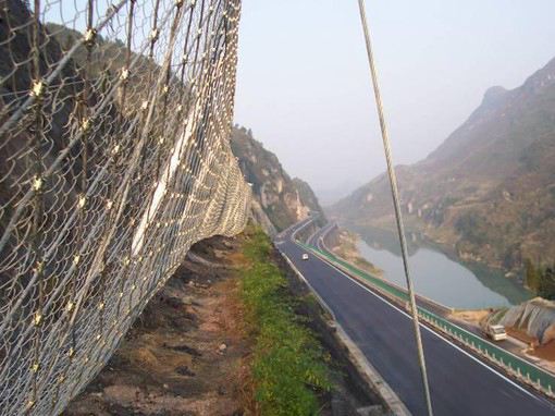 落石防護網施工危險性的防護辦法